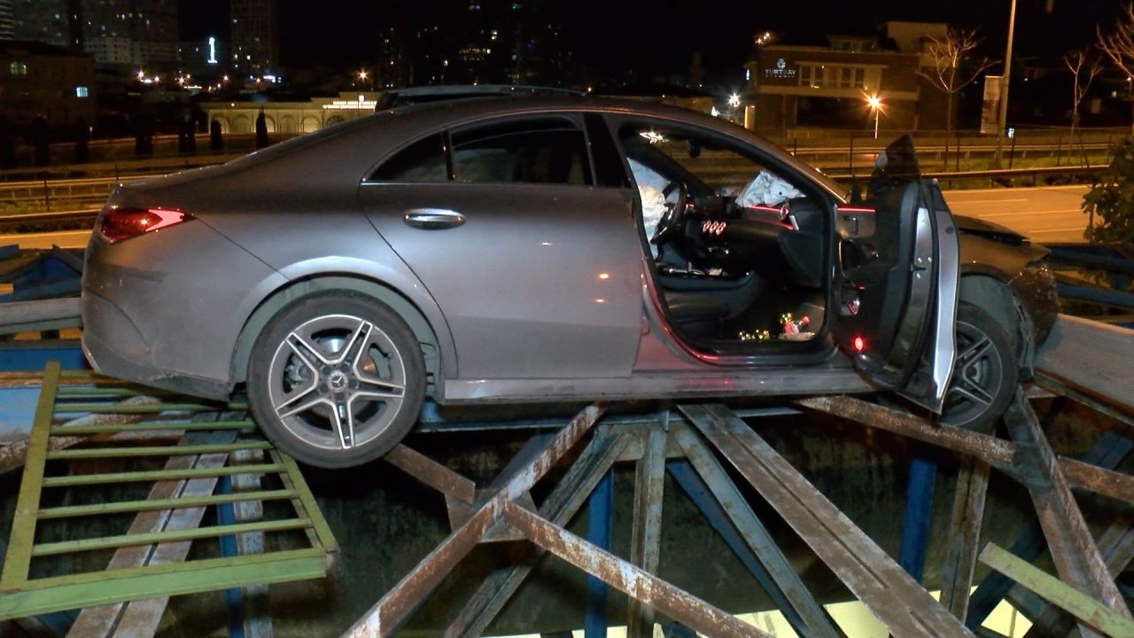 Kullandığı otomobil köprü arasında askıda kaldı