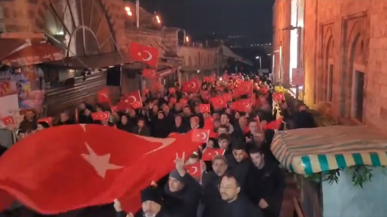 Bursa'da şehitler için gece yarısı yürüyüş düzenlendi