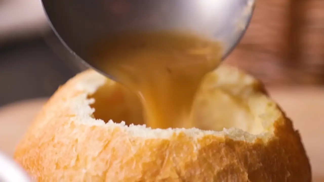 Ekmek Çanağında Soğan Çorbası Nasıl Yapılır? Gelinim Mutfakta Ekmek Çanağında Soğan Çorbası Tarifi