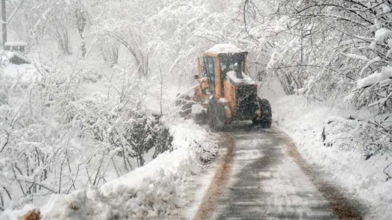 Doğu Karadeniz'de kar altında: 367 köy yolu kapandı