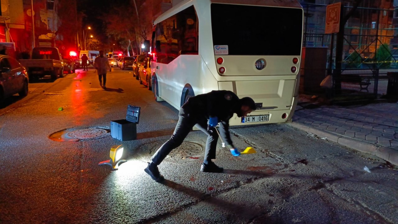 Sultangazi'de caddede yürürken silahlı saldırıya uğradı