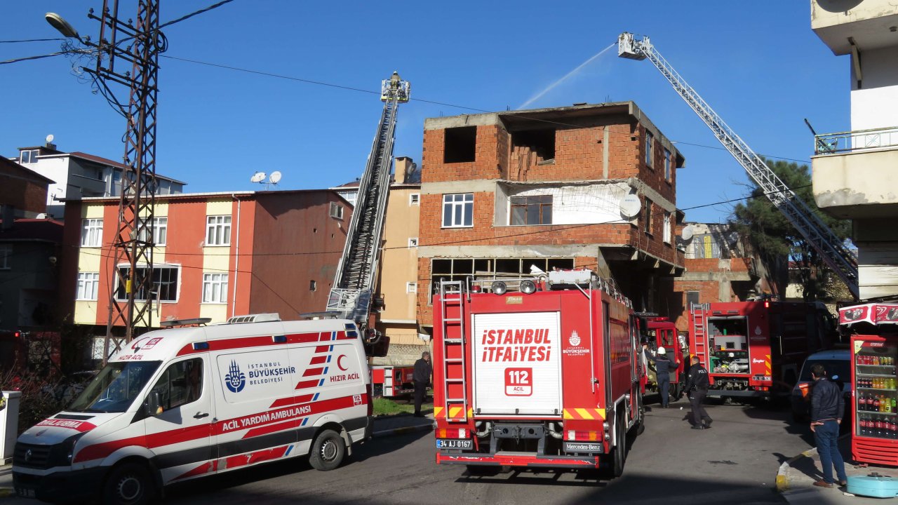 3 katlı binada yangın paniği: Vatandaşlar tahliye edildi