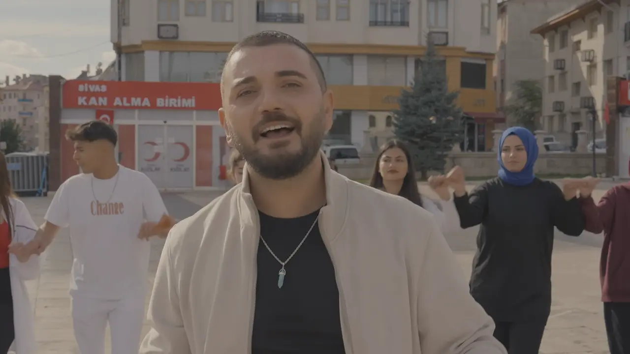 Şarkıcı Yıldırım Öz, Sivaslı şarkısıyla Türkiye'yi salladı