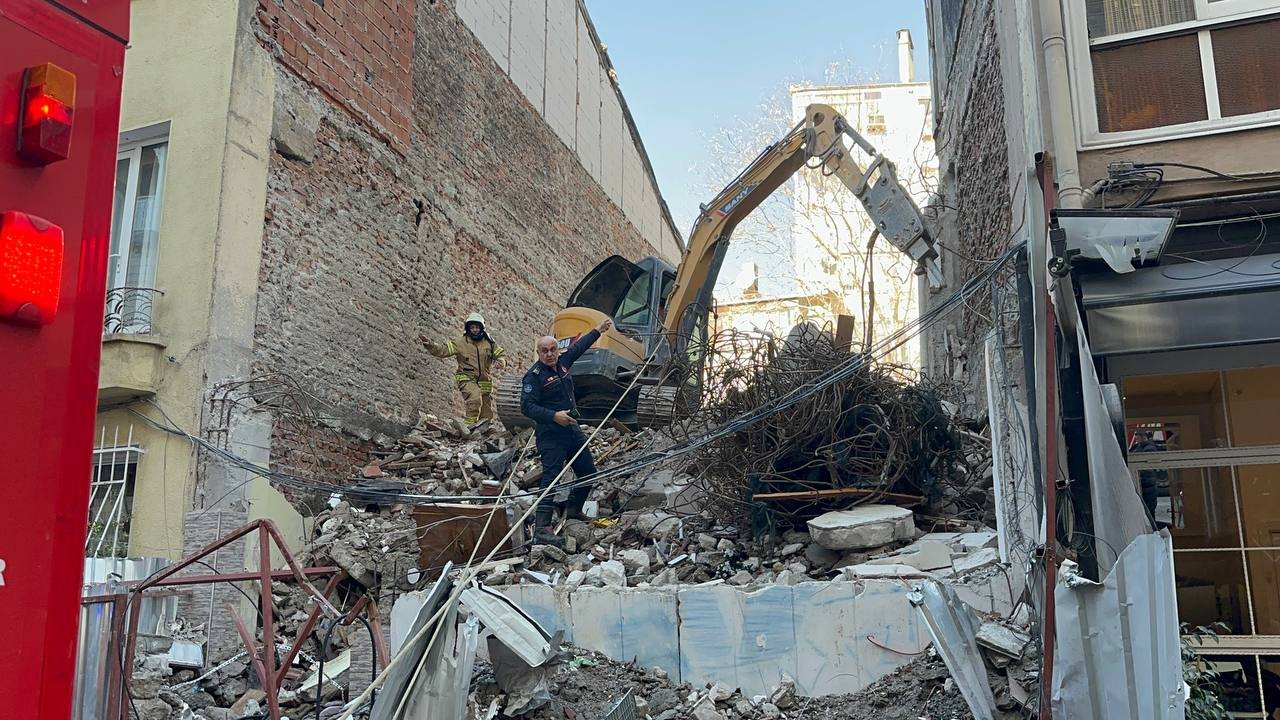 Kadıköy'de bir bina çöktü: 1 işçi molozların altında kaldı