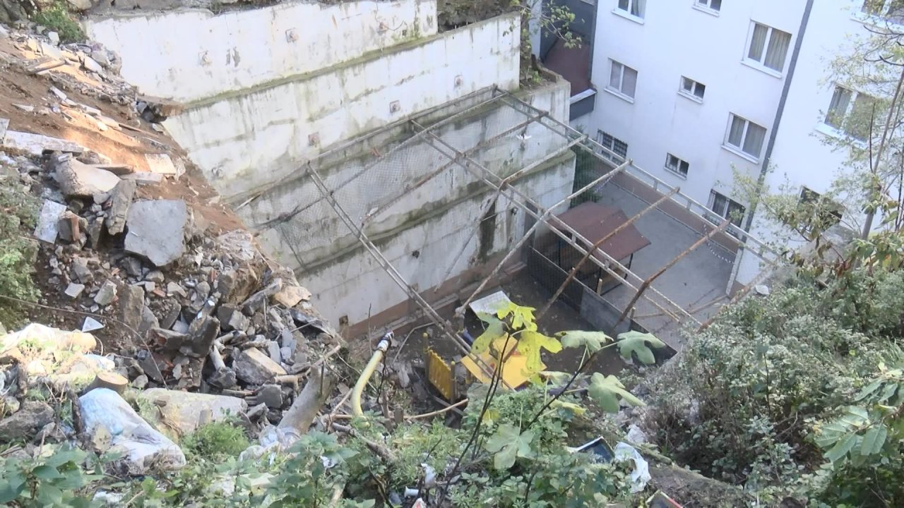 Hasarlı evin beton parçaları çocuk parkına düştü