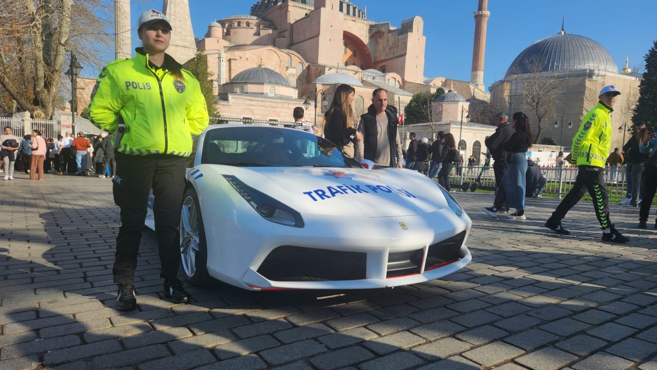 Trafik polislerinin hizmetine verilen Ferrari İstanbul sokaklarında