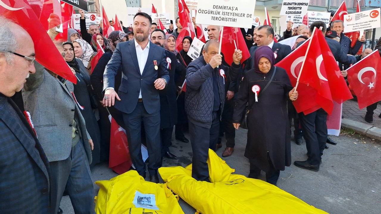 DEM Parti önüne sarı ceset torbaları bırakıldı: 'Meclisimizde terörist görmek istemiyoruz'