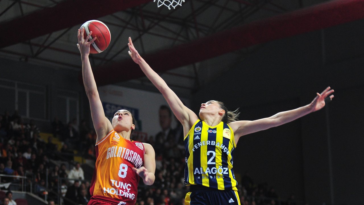Potada kadınlar derbisinde zafer Fenerbahçe'nin