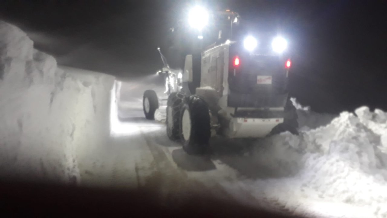 Rüzgarın savurduğu kar, 3 mahalle yolunu ulaşıma kapattı