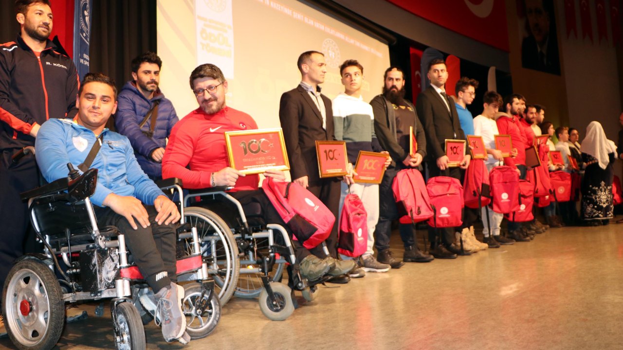 Engelli şampiyonlara ödül töreninde merdiven engeli