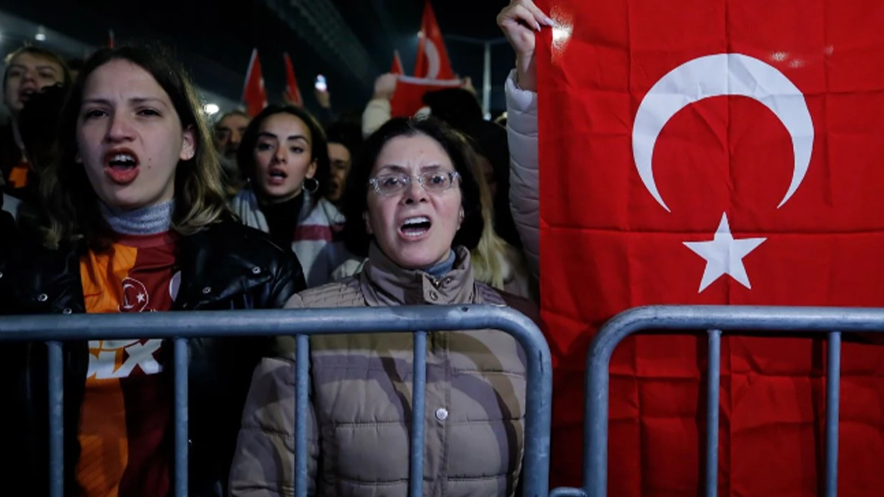 Sarı-kırmızılı taraftar İstanbul Havalimanı'na akın etti: Tezahüratlar eşliğinde andımızı okudu