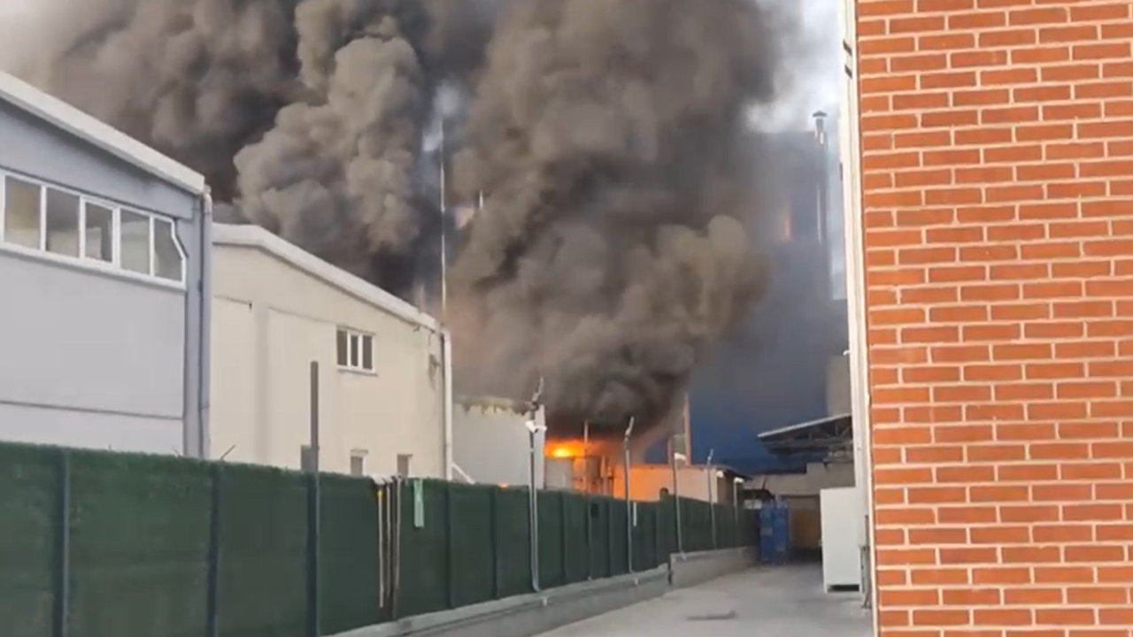 Plastik kaplama fabrikasında korkutan yangın: Duman birçok noktadan görülüyor