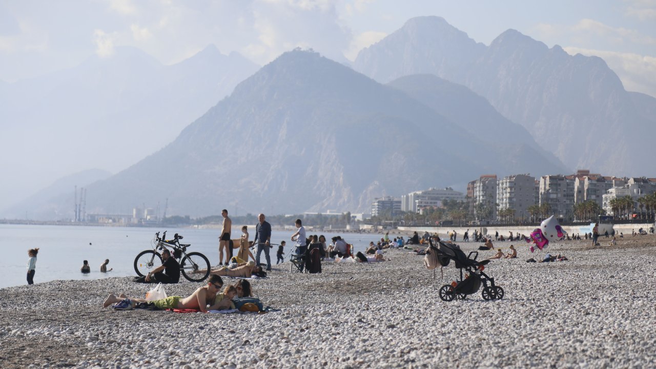 Antalyalılar yılbaşında sahile akın ediyor