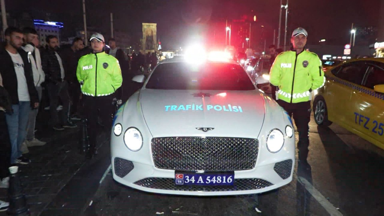 Lüks polis araçları yılbaşında Taksim Meydanı'nda