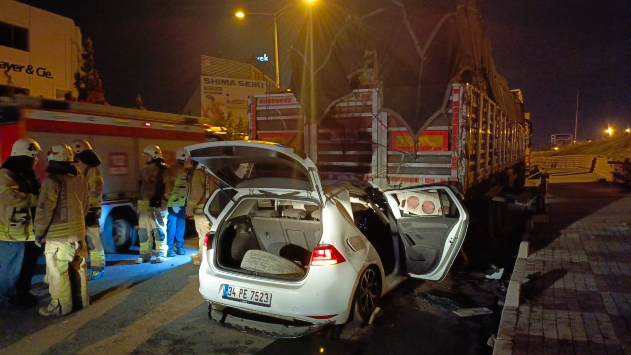 Otomobil park halindeki TIR'ın altına girdi: Yoldan geçenler yardıma koştu