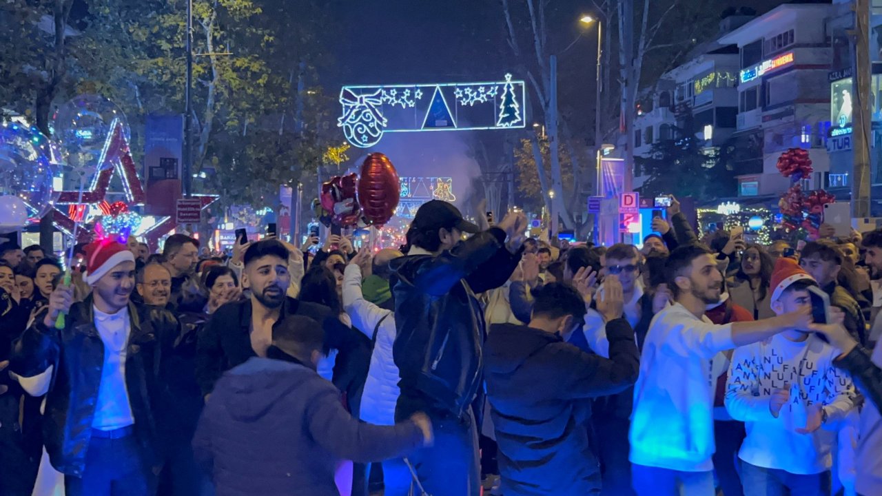 Bağdat Caddesi'nde coşkulu yılbaşı kutlaması