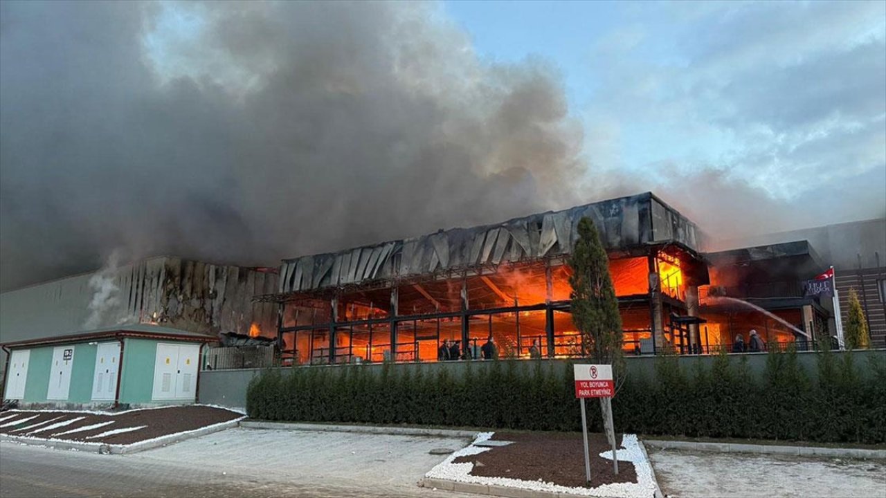 Porselen fabrikasında büyük yangın: Saatler sonra kontrol altına alındı