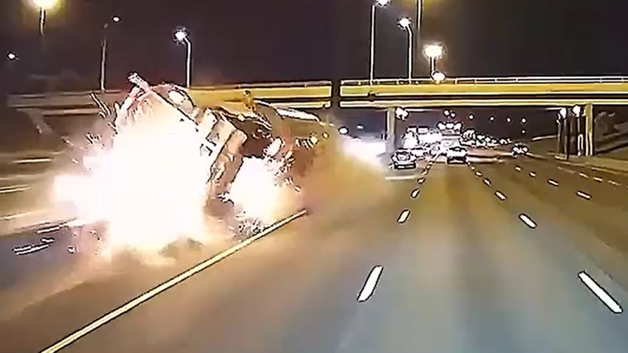 Şoförünün direksiyon başında uyuduğu tanker bomba gibi patladı!