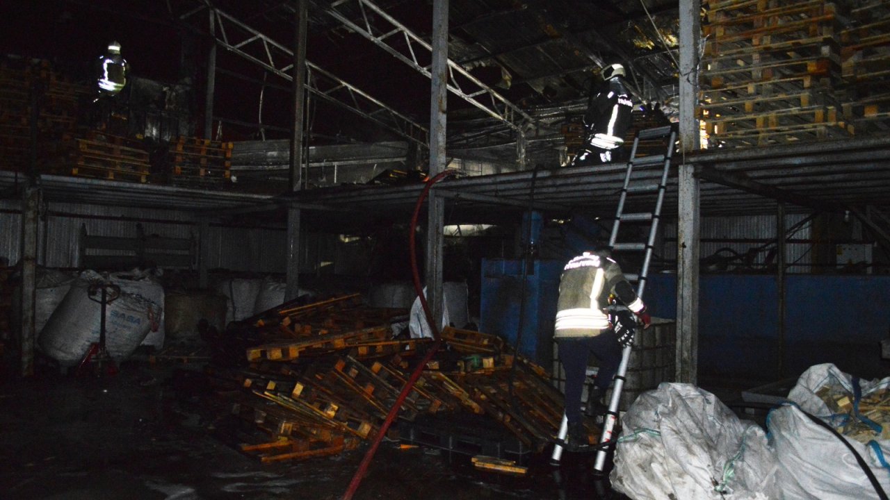 Palet üretim tesisinde korkutan yangın: Mobilya imalathanesine de sıçradı