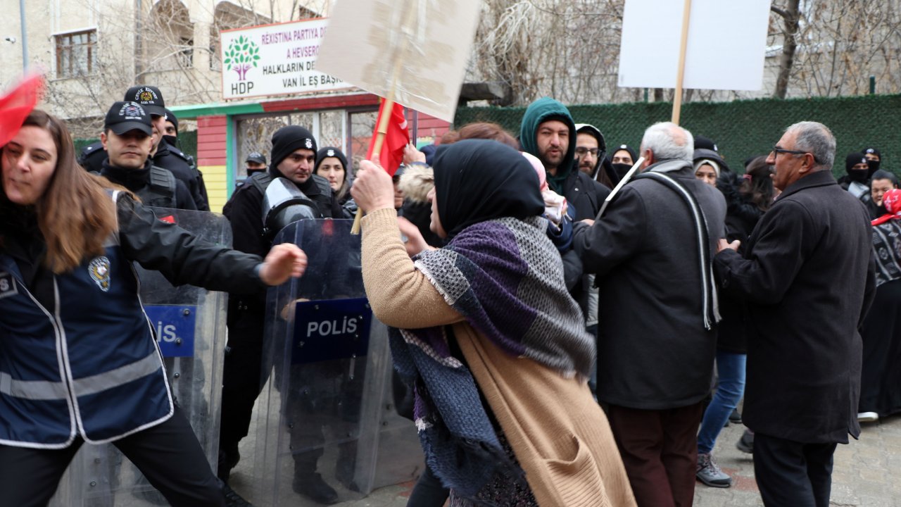 Evlat eyleminde 'müzik' gerginliği: HDP il binasına girmek isteyen ailelere polis izin vermedi
