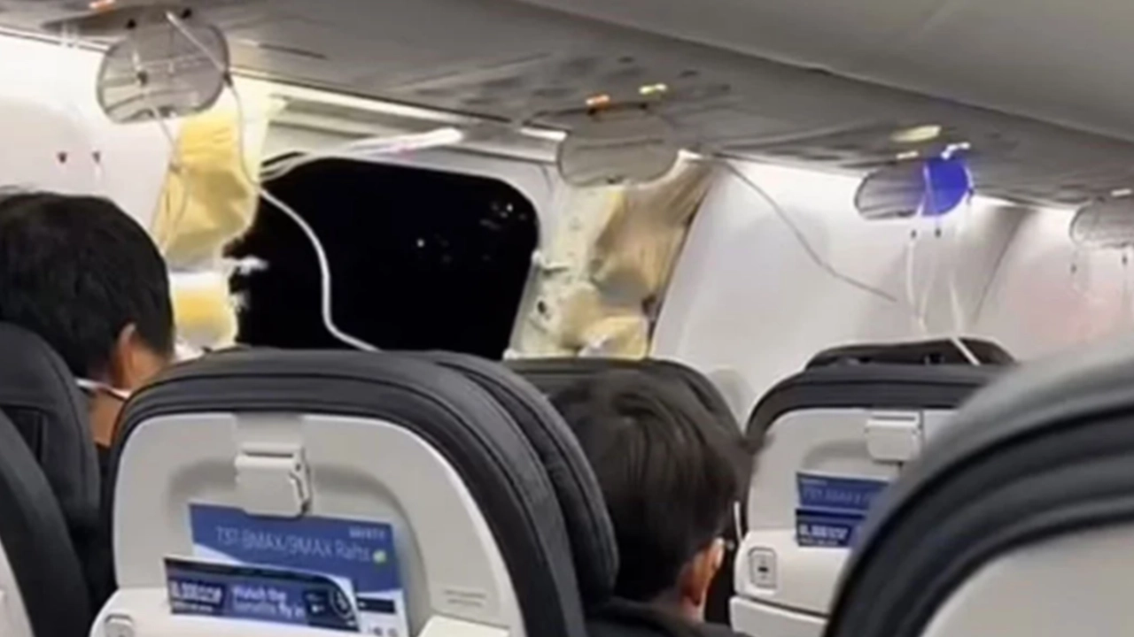 Havada korku dolu anlar: Uçağın camı patladı, acil iniş yaptı