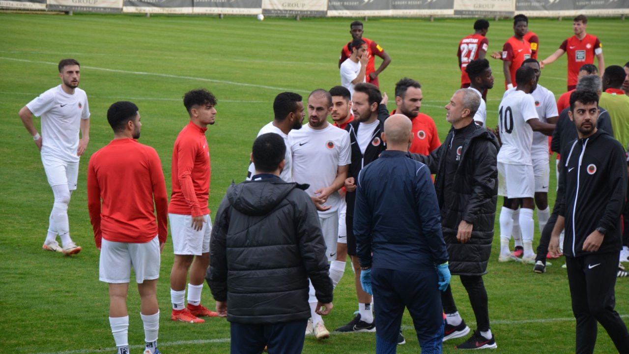 Hazırlık maçında saha bir anda karıştı, futbolcular birbirine girdi