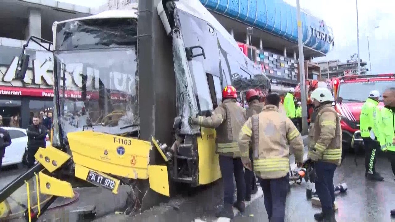 Esenyurt'ta korkunç kaza! İETT otobüsü hurdaya döndü