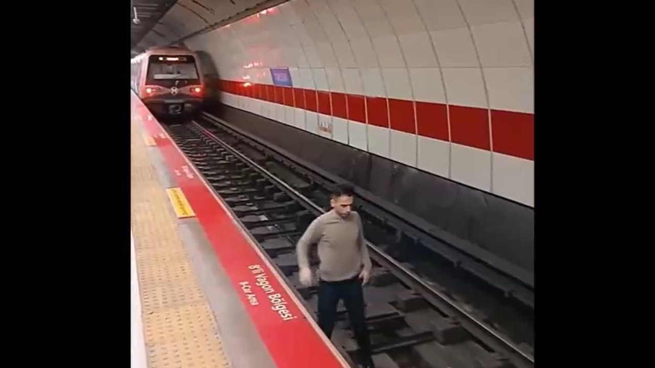 Metroda ölümcül şov!