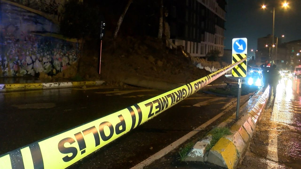 İstanbul'da okulun istinat duvarı yola çöktü: Cadde trafiğe kapatıldı
