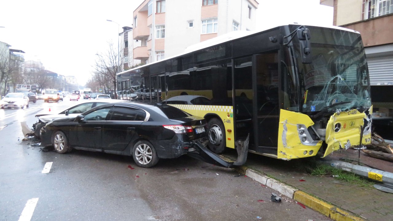 İETT otobüsü, park halindeki 5 araca çarptı
