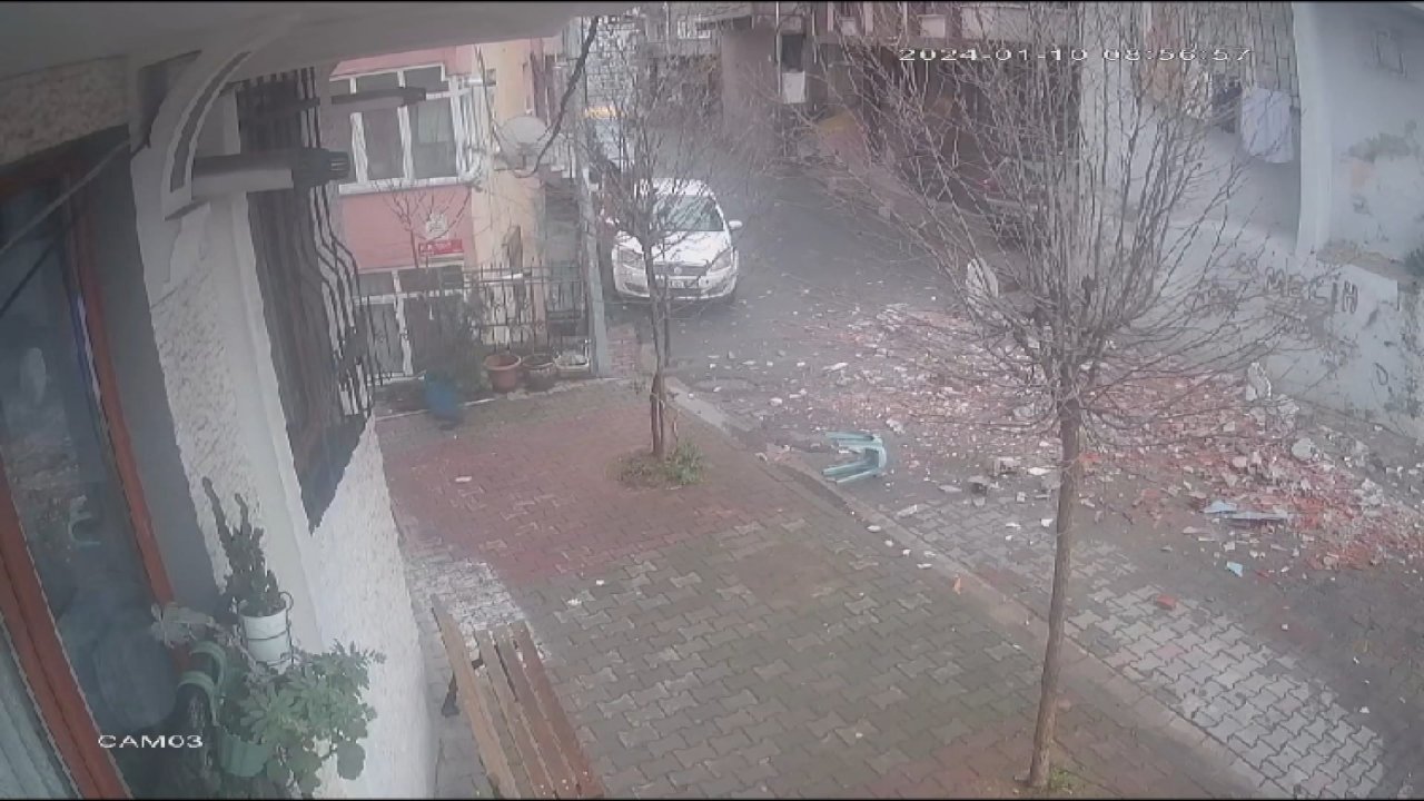 Faciaya ramak kala: Binanın balkonu büyük gürültüyle çöktü