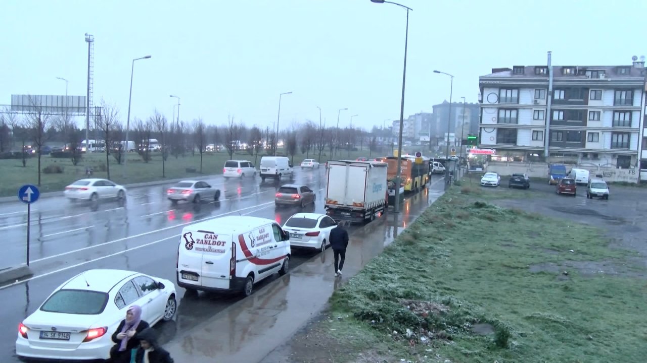 İstanbul'da kar yağışı: Sultangazi beyaza büründü