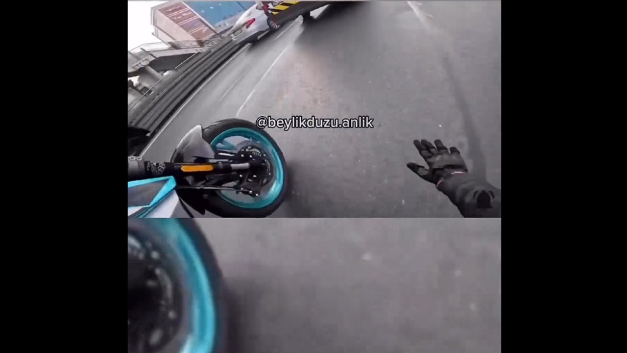 Kadın motosiklet sürücüsü bozuk yolda böyle kaza yaptı!