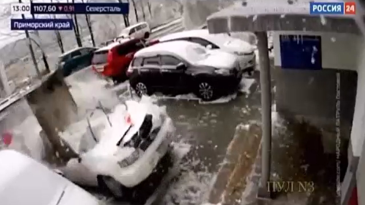 Arabasındaki karları temizlerken ölümden döndü!