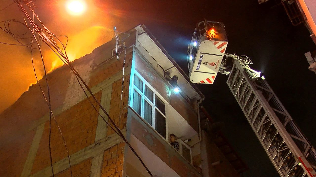 Yangın iki binaya daha sıçradı: Mahsur kalan 4 kişi kurtarıldı