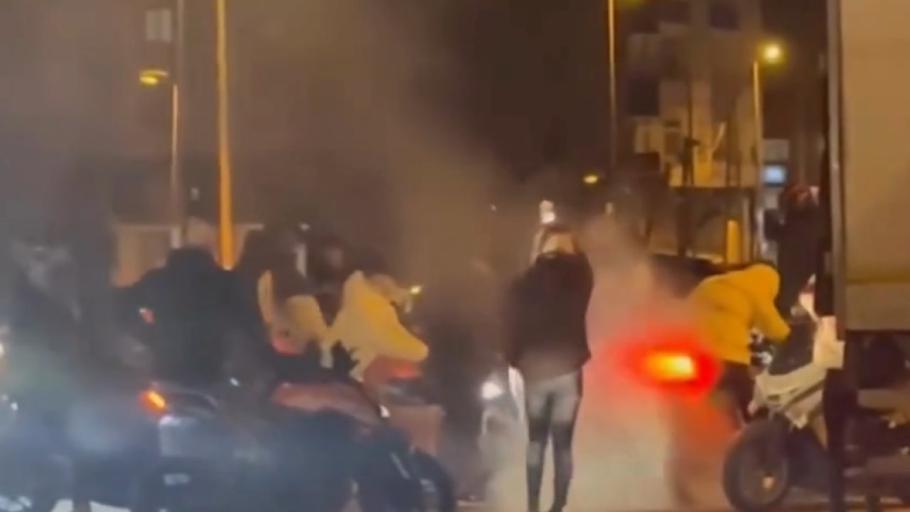 Asker eğlencesi magandalığı bitmiyor! Lastik yakarak sokak ortasında kutlama yaptılar