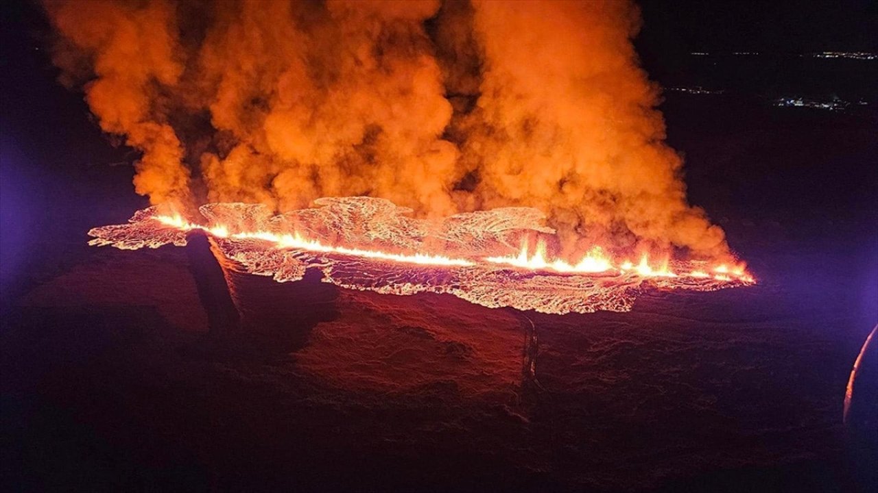 İzlanda'da yanardağ patladı!