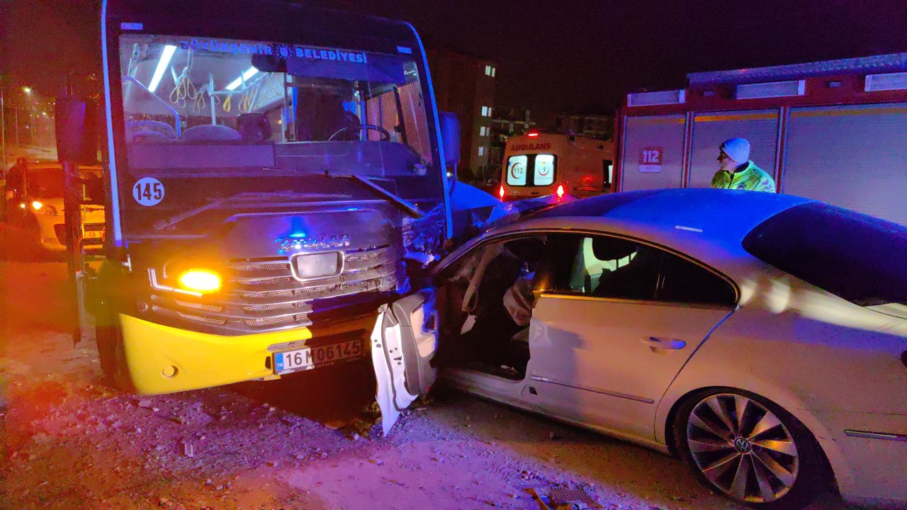 Halk otobüsü ile otomobil kafa kafaya çarpıştı: 9 yaralı