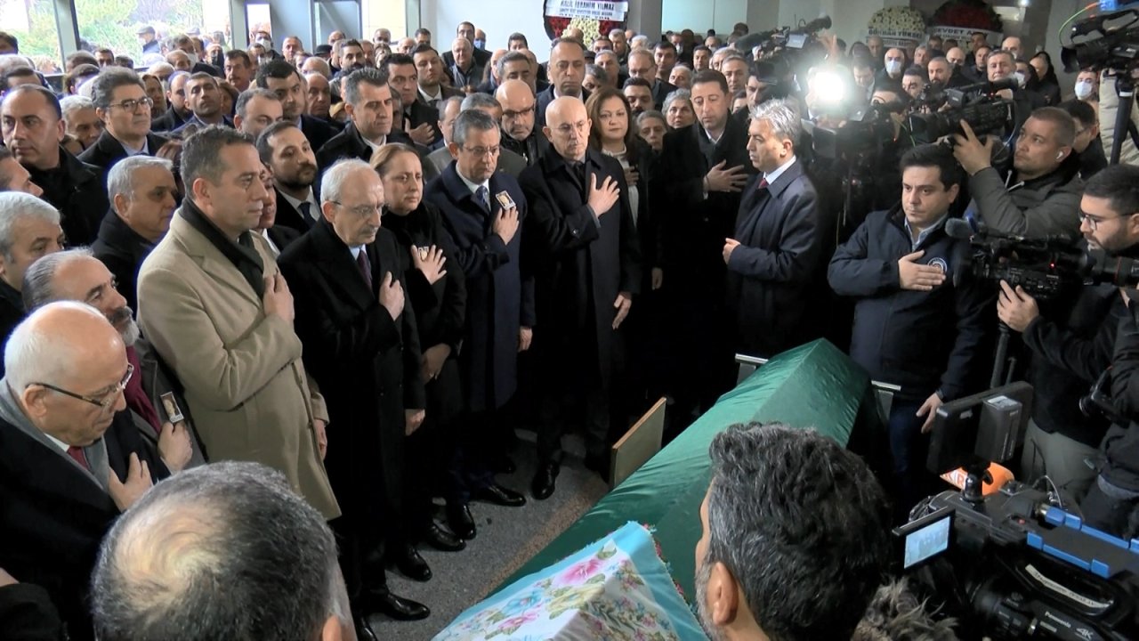Özgür Özel ve Kemal Kılıçdaroğlu Sema Dinçer'in annesinin cenazesine katıldı