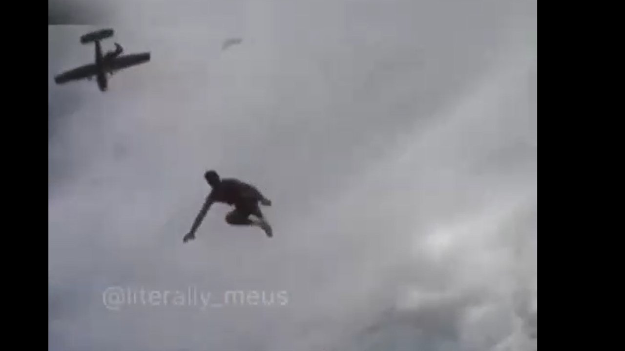 Uçaktan paraşütsüz atlayan genci arkadaşları havada yakaladı!