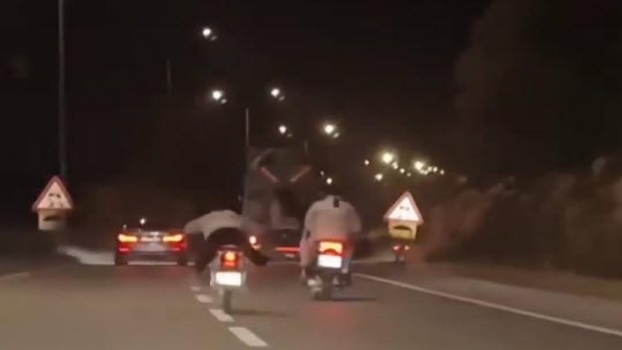 Trafikte tehlikeli yolculuk: Motosikleti yatarak kullandılar