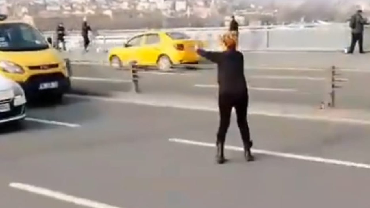 Bir kadın Unkapanı Köprüsü'nde trafiği durdurdu