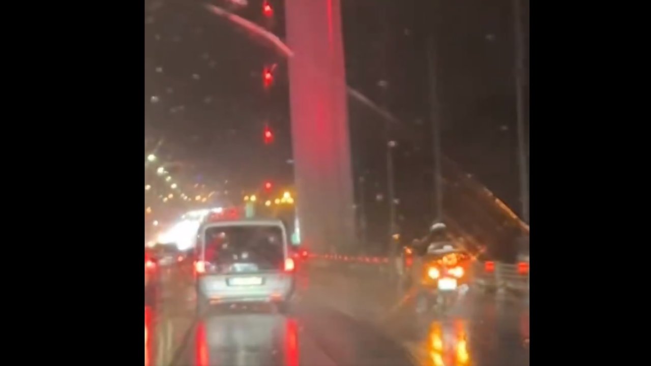 Köprüden motosikletle geçen sürücüyü rüzgardan korudular