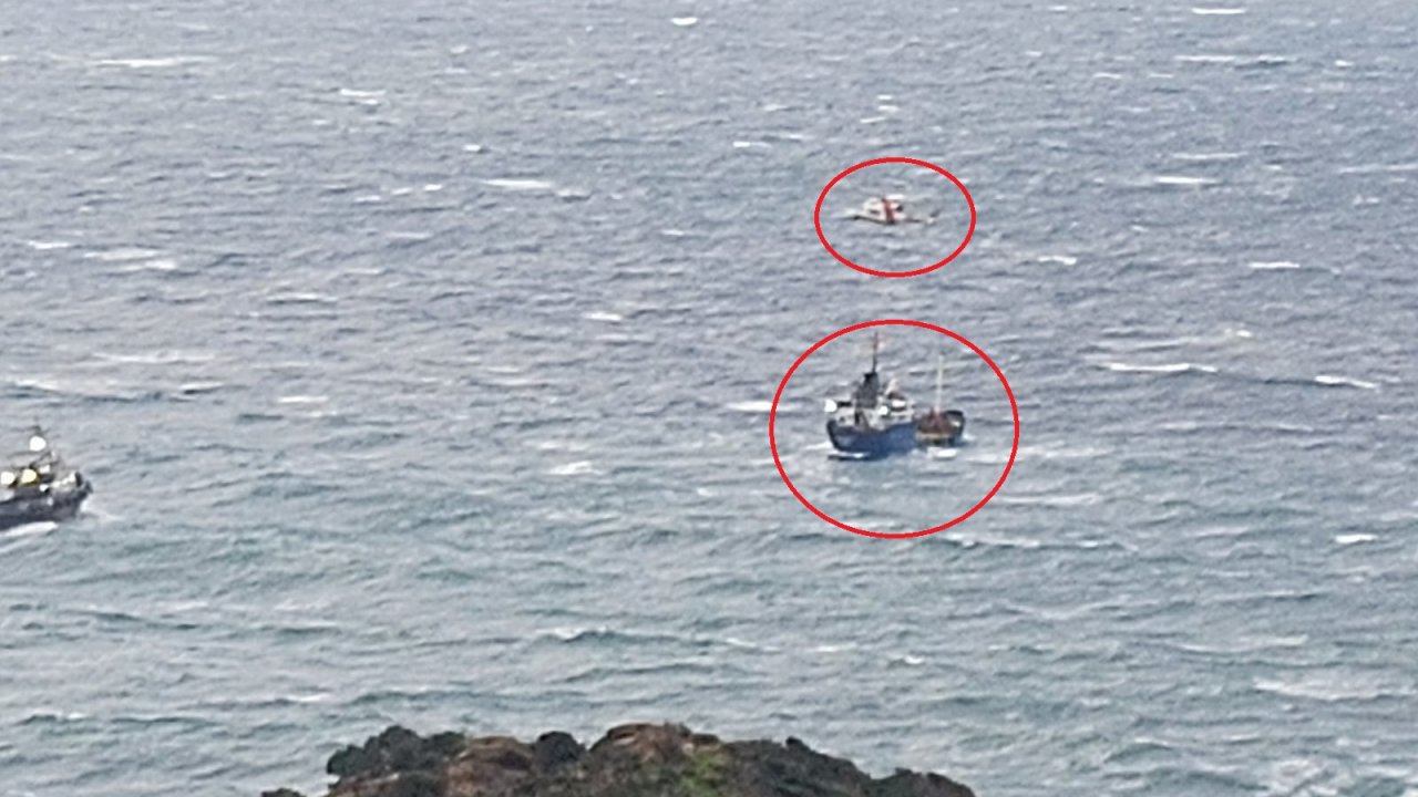 Sürüklenen geminin mürettebatı helikopterle kurtarıldı