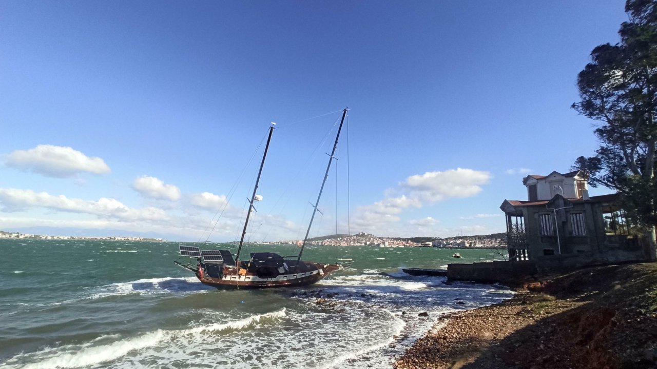 Marmara Bölgesi'ndeki fırtınada yelkenli tekne karaya oturdu