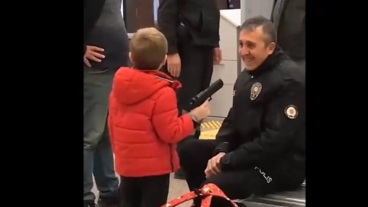 Çocuğun oyuncak silah dolu çantası havalimanı güvenliğini güldürdü!