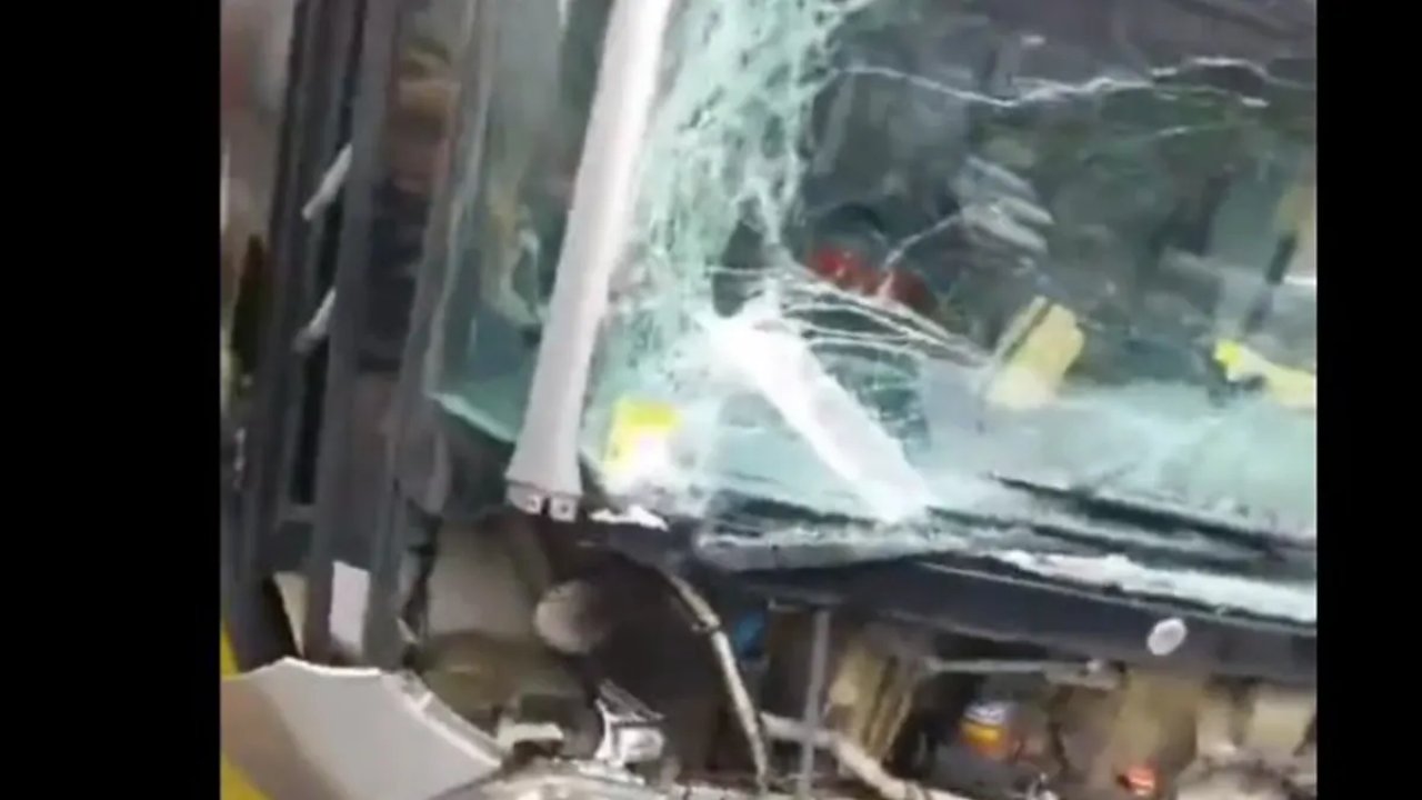 Zincirleme metrobüs kazası kameraya yansıdı