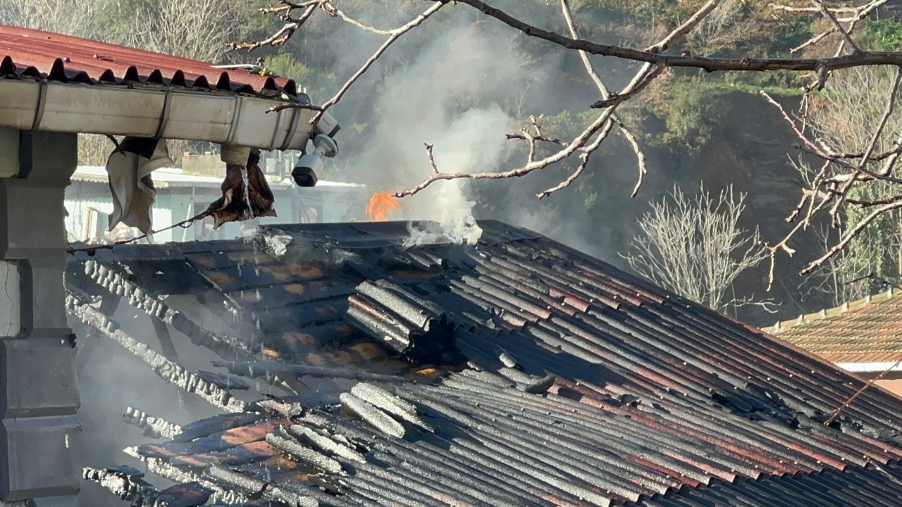 2 katlı binanın çatısı alev alev yandı
