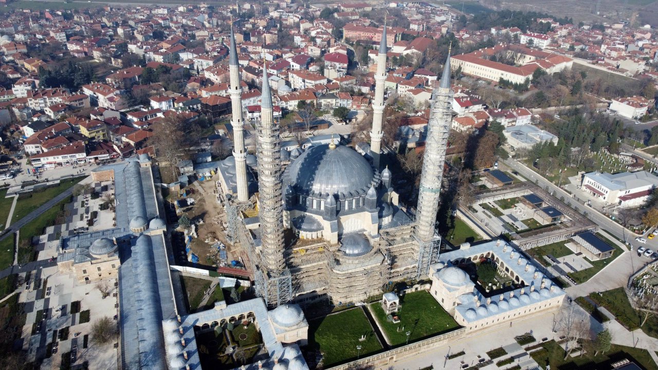 Selimiye Camisi'nin 594 penceresi yenilendi