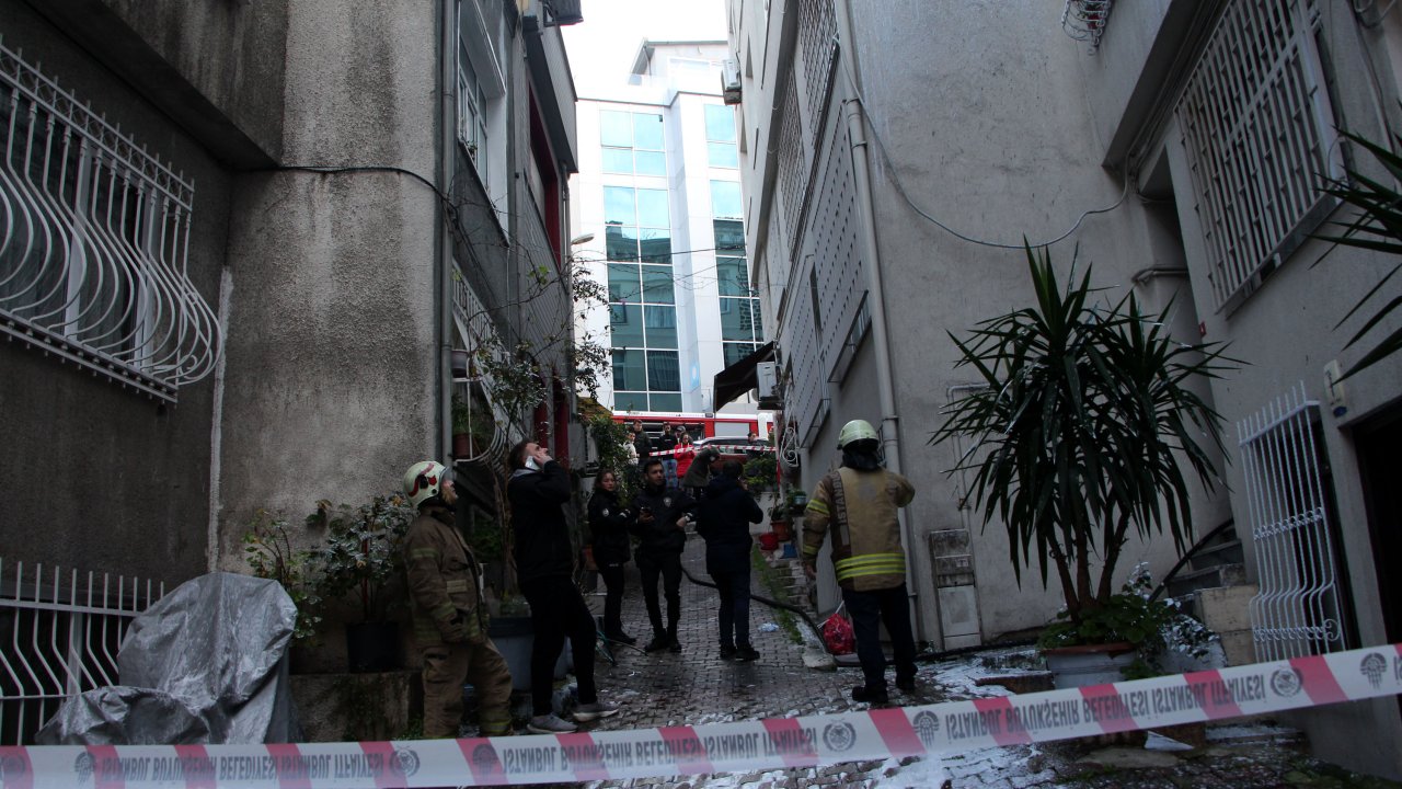 Beyoğlu'nda yangın: Yalnız yaşayan yaşlı kadın ağır yaralandı
